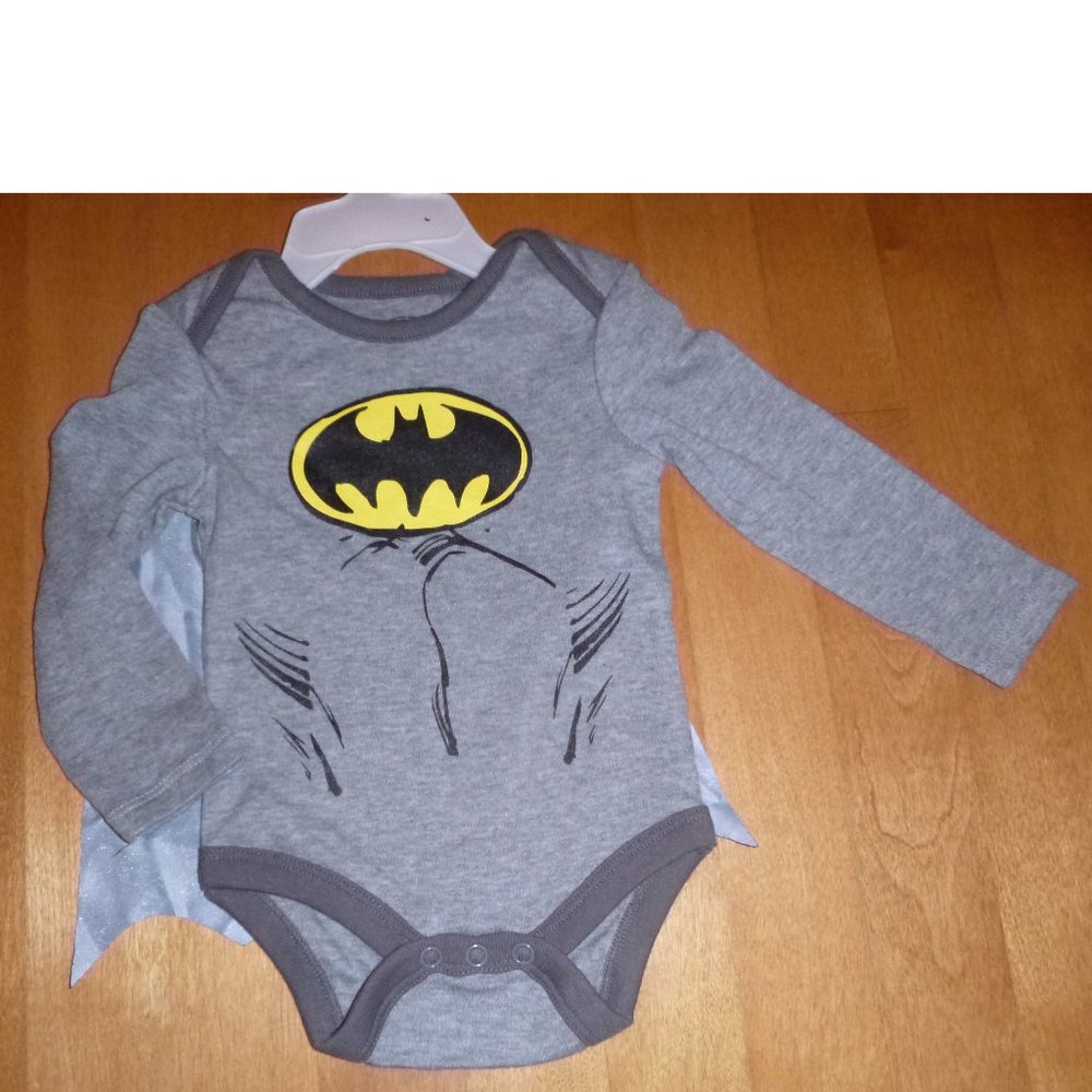 Baby Boys BATMAN Bodysuit Onesie w Removable Cape Size 0/3 3/6 Mo NWT